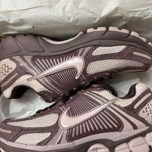 Nike Women's Zoom Vomero 5